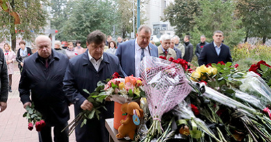 Депутаты облдумы почтили память погибших в школе №88 города Ижевска