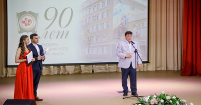 Председатель облдумы Юрий Клепиков поздравил Медицинский колледж НИУ БелГУ с 90-летием