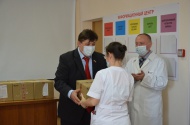 Юрий Клепиков поздравил медиков инфекционной больницы